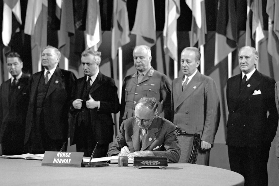 Norges ambassadør til USA, Wilhelm Munthe Morgenstierne, signerer FN-pakten på San Francisco-konferansen 26. juni 1945.