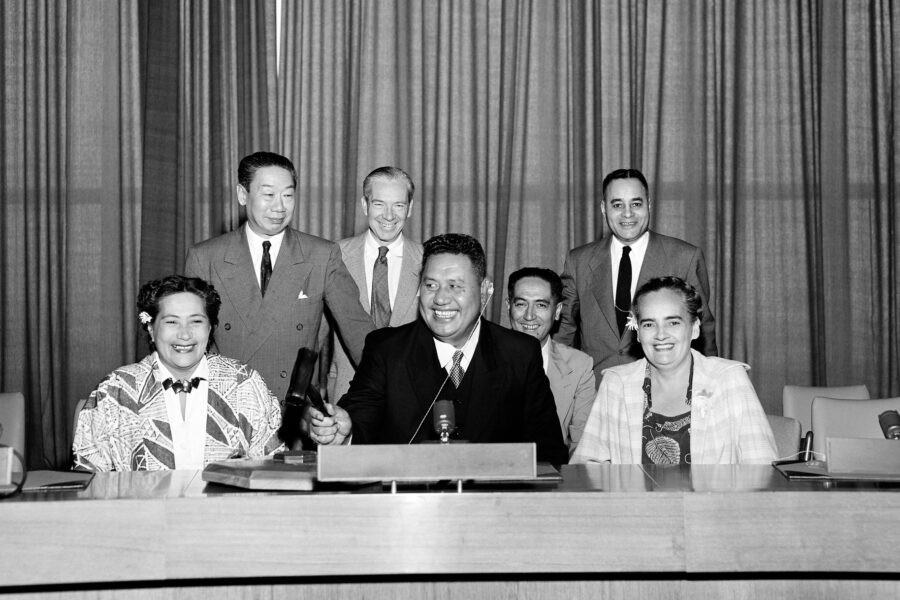 Bildet viser et besøk ved FNs hovedkvarter i New York av en topp-delegasjon fra Vest-Samoa – som i dag er de selvstyrte Samoaøyene – ledet av høvding Tupea Tamesese, som fant sted i 1953. Ved en avtale inngått i 1899 mellom Storbritannia, Tyskland og USA, fikk Tyskland Vest-Samoa og USA Øst-Samoa. New Zealand okkuperte Vest-Samoa i 1914, og fikk i 1920 mandatet over øyene fra Folkeforbundet. Med Tilsynsrådet hjelp ble Vest-Samoa det første selvstendige landet i Polynesia i 1962.