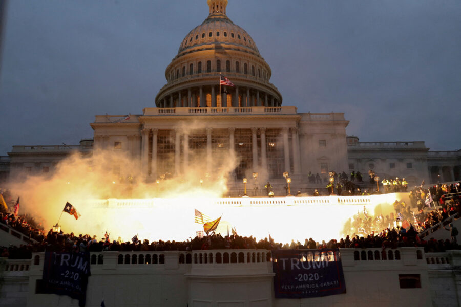 En eksplosjon forårsaket av en politiammunisjon blir sett mens tilhengere av USAs president Donald Trump stormer Kongressen 6. januar 2021.