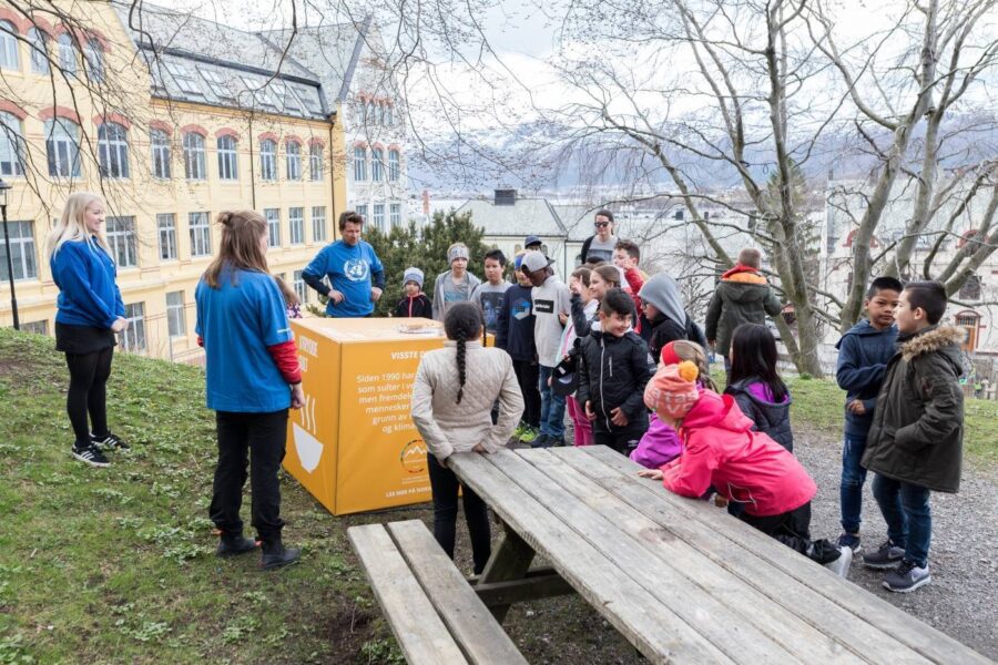 FN-sambandet informerer om FNs bærekraftsmål ved natursti i Ålesund.