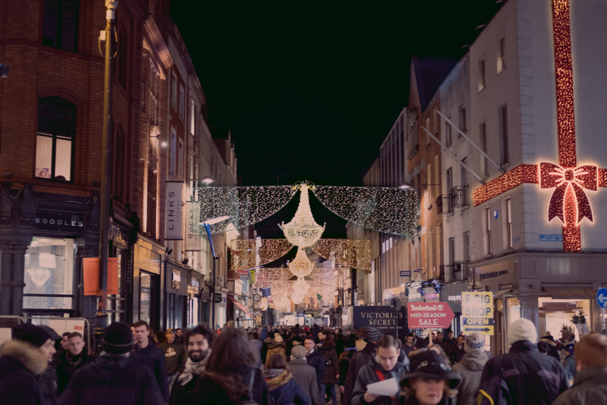 Desember er den travleste måneden for butikkene, og handlegatene pyntes til jul. Foto: Unsplash/Kevin Dowling