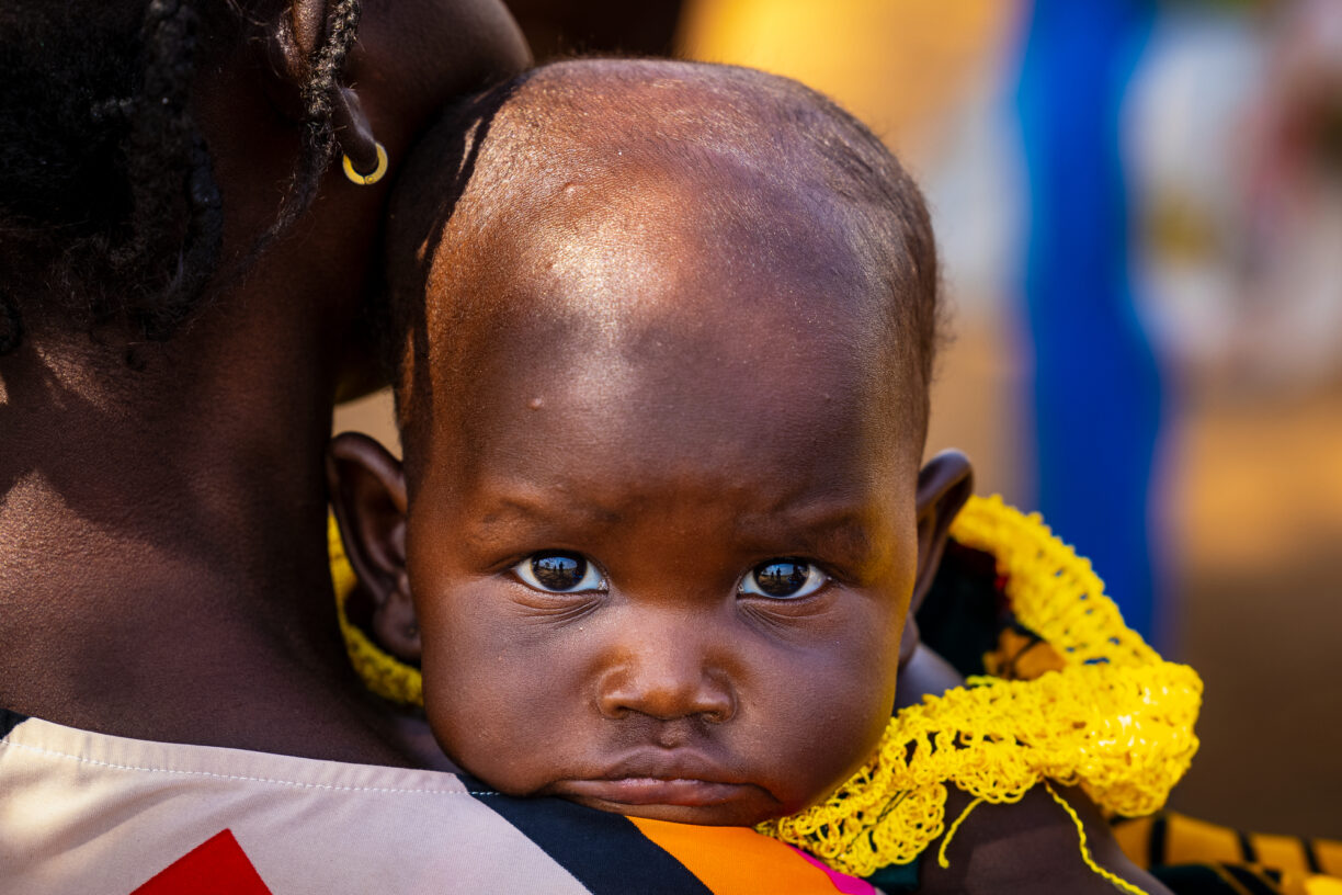 UNHCR advarer om katastrofale konsekvenser for millioner, grunnet bistandskutt til mennesker på flukt. En kvinne holder babyen sin nær nummer 3-leiren for internt fordrevne i Juba, Sør-Sudan. Foto: UN Photo/Gregorio Cunha.