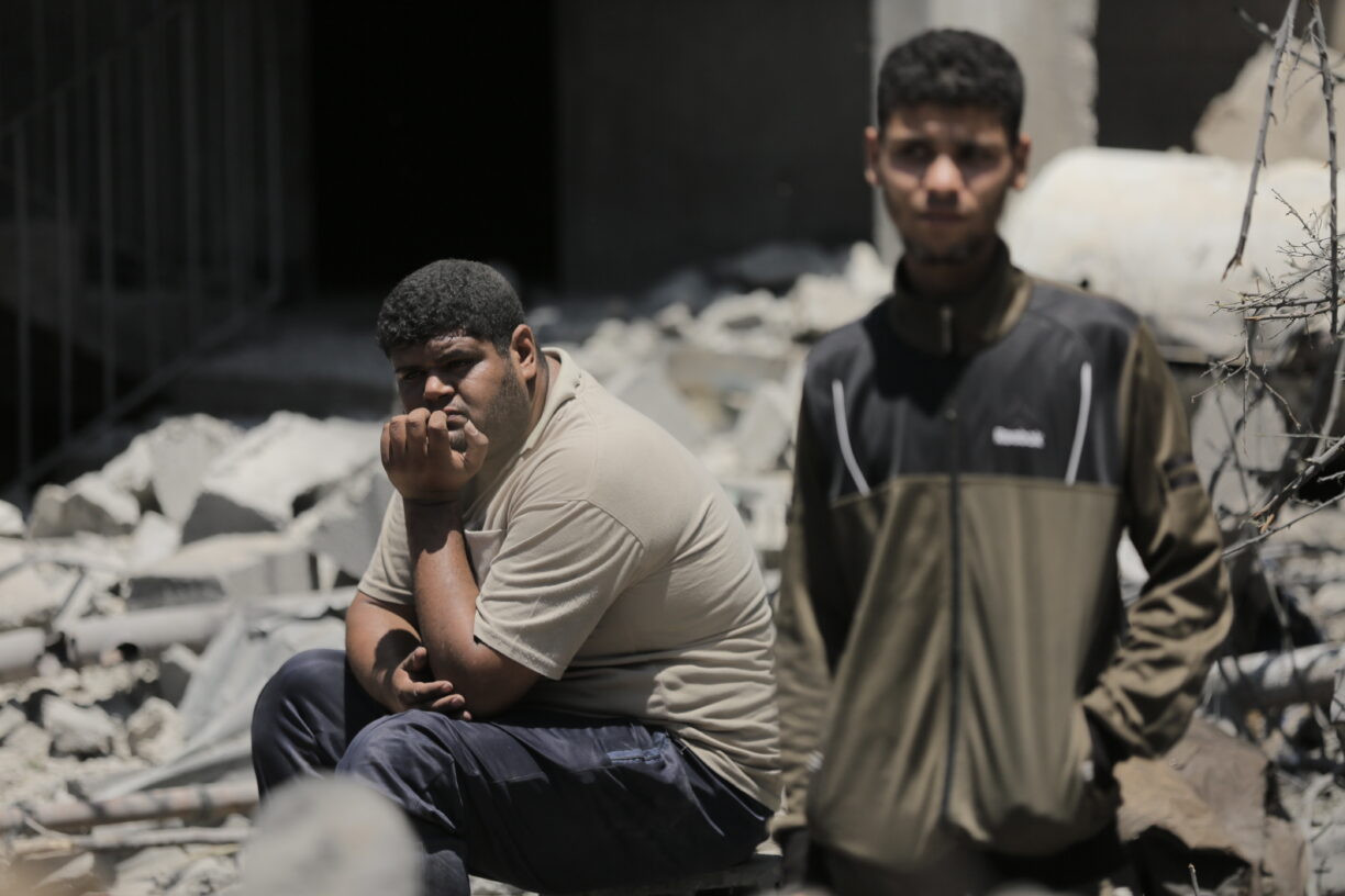 En ung mann sitter på ruinene av sitt ødelagte hjem i Beit Hanoun. Hundrevis av familier på Gazastripen måtte forlate hjemmene sine på grunn av eskalering av angrep. Foto: UNICEF/UN0464394/Abu Aseer