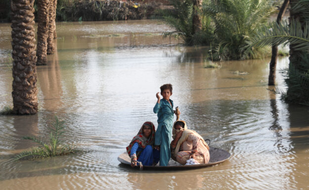 Ett år etter den katastrofale flommen i Pakistan lever rundt fire millioner barn uten tilgang til rent vann, ifølge UNICEF, og uten tilstrekkelig finansiering vil skrekken vedvare. Foto: OCHA/Pierre Peron