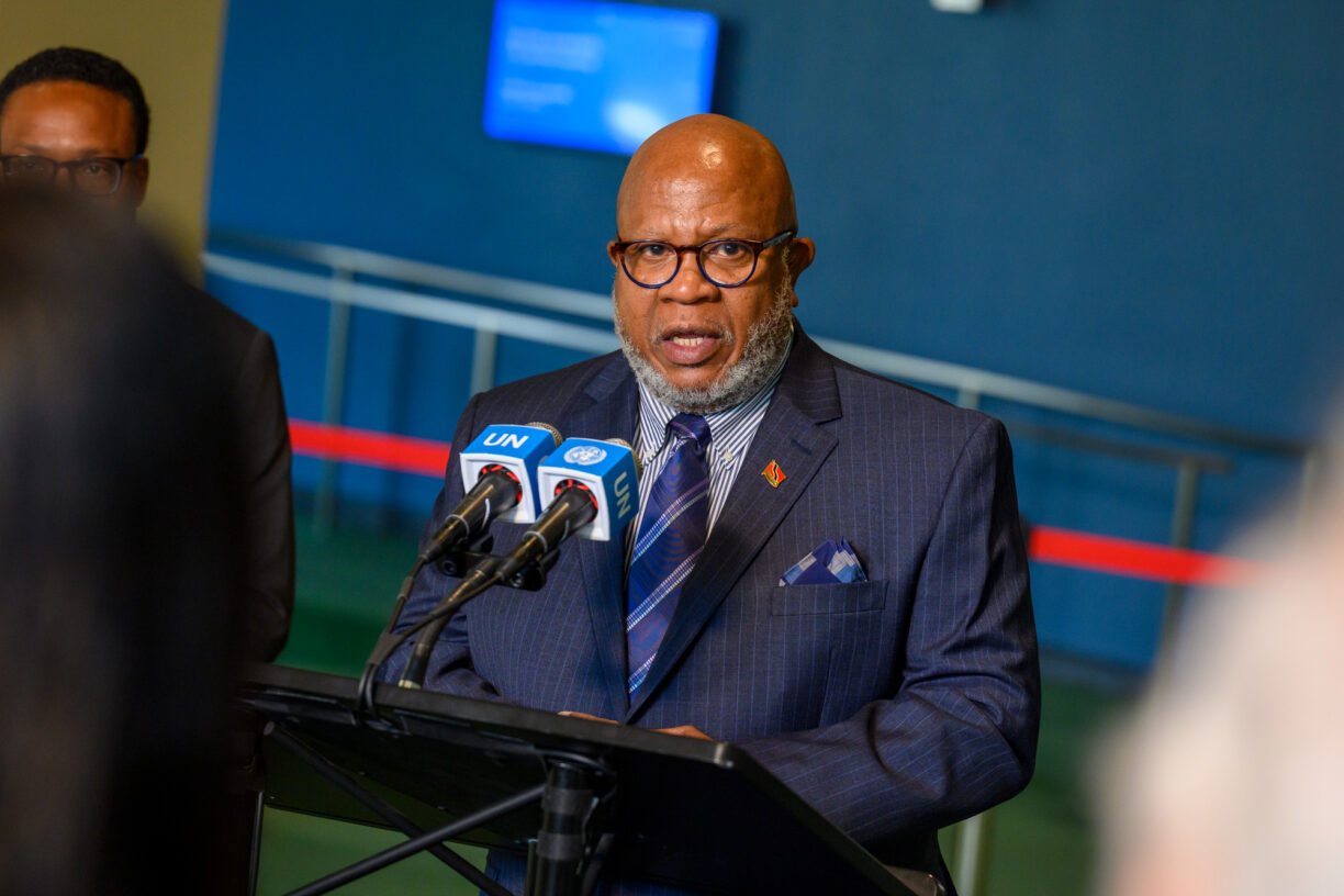 Ambassadør Dennis Francis fra Trinidad og Tobago, valgt president for den 78. sesjonen i FNs generalforsamling, orienterer pressen etter plenumsmøte i FNs generalforsamling. Foto: UN Photo/Loey Felipe.