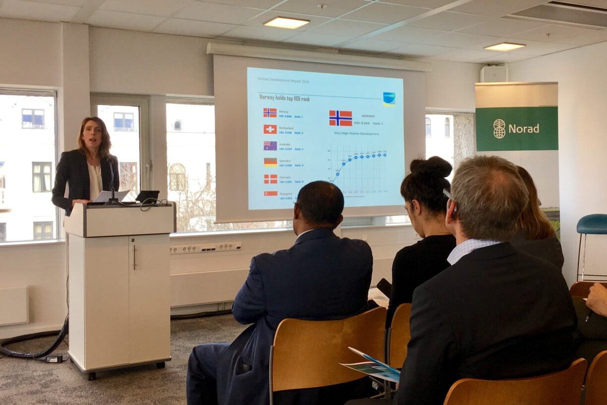 Human Development Report (HDR) 2016 ble lansert 21. mars. Norge er fortsatt nummer 1. På bildet ser vi Astra Bonini fra UNDP som presenterer hovedfunn fra rapporten, blant annet at kvinner ligger 6 prosent lavere enn menn på utivklingsindeksen HDI. Foto: FN-sambandet/Terje Karlsen