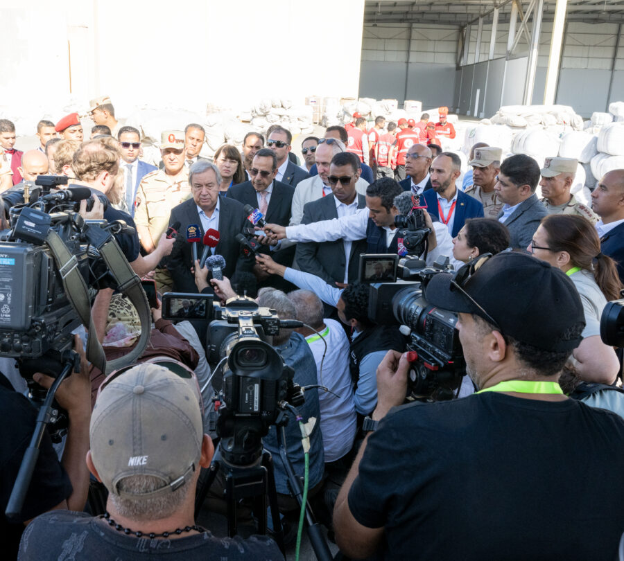 2023: FNs generalsekretær António Guterres møtte et fullsatt pressekorps på flyplassen Al-Arish i Egypt, etter å ha besøkt grenseovergangen Rafah mellom Gaza og Egypt.