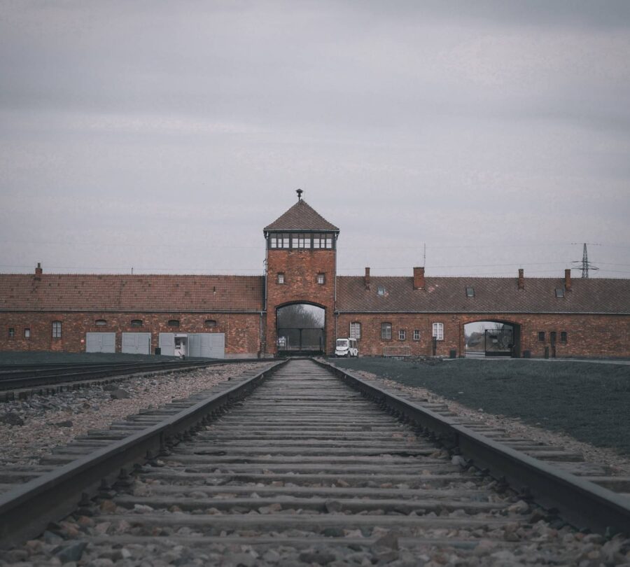 Hovedinngang til Auschwitz II (Birkenau), som fra mars 1942 fungerte som en ren utryddelsesleir, vesentlig for jøder, men også for sigøynere.