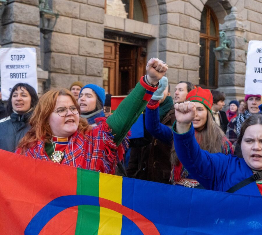 Aksjonister i Oslo krever at vindmøllene på Fosen må tas ned.